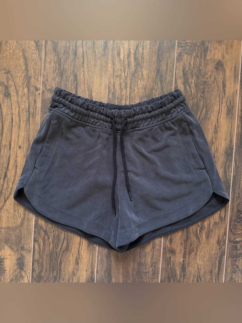 Athleta Size XS Charcoal Black Seasoft Mid Rise 4" Short